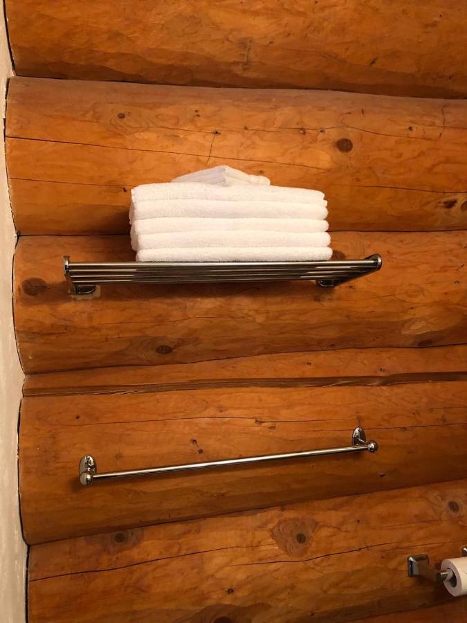 Cariboo Log Guest House Lac La Hache Екстер'єр фото