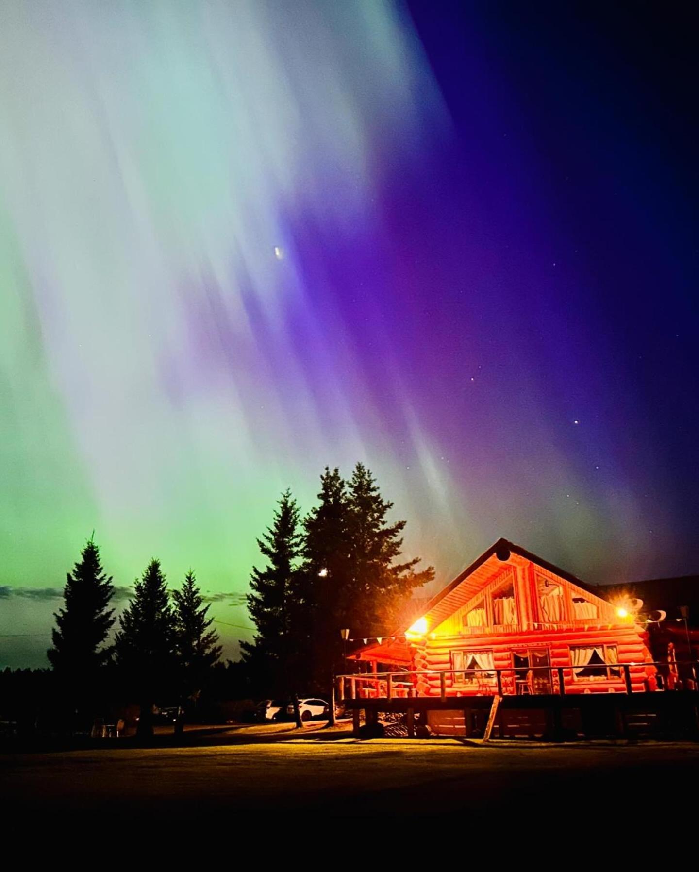 Cariboo Log Guest House Lac La Hache Екстер'єр фото